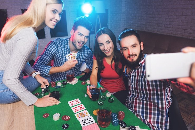 Chat real-time dengan dealer dan pemain lain di meja Sic Bo